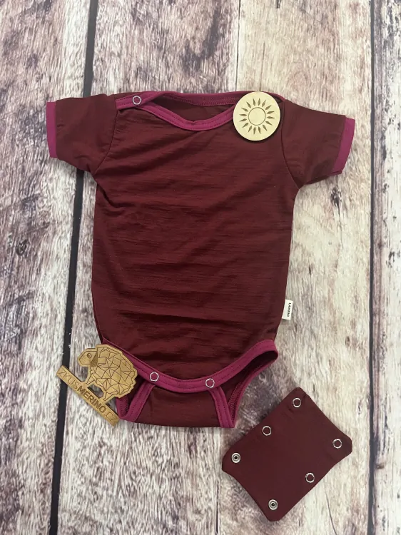 Rostoucí letní MERINO body Lambio, KR - Javor/sangria lem*