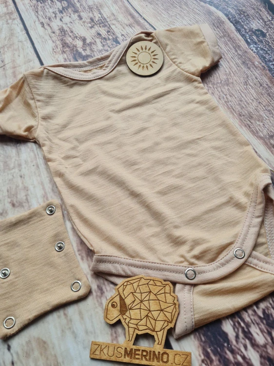 Rostoucí letní MERINO body Lambio, KR - pískové*