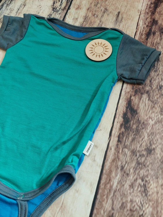 LIMITKA Rostoucí letní MERINO body Lambio, KR - Smaragd-modrá/šedý rukáv*