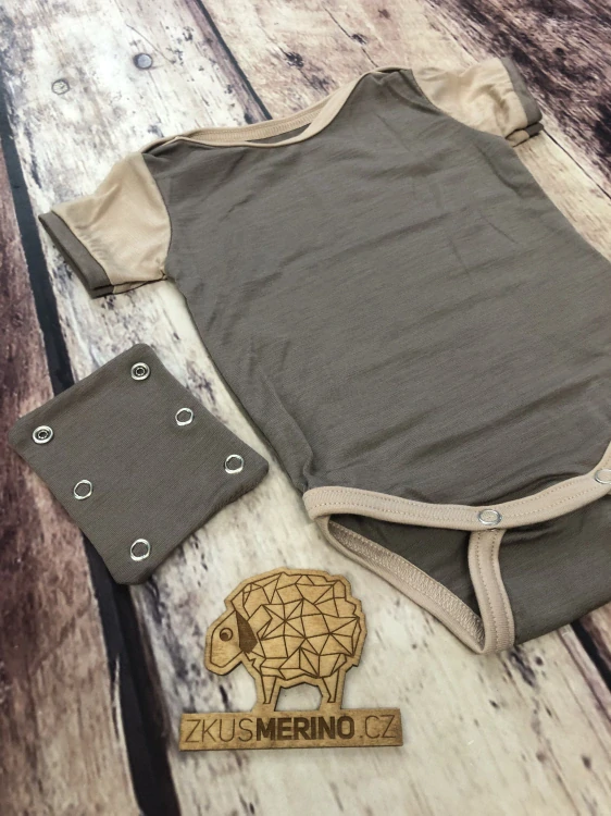 Rostoucí letní MERINO body Lambio, KR - Oříšek/pískový lem*