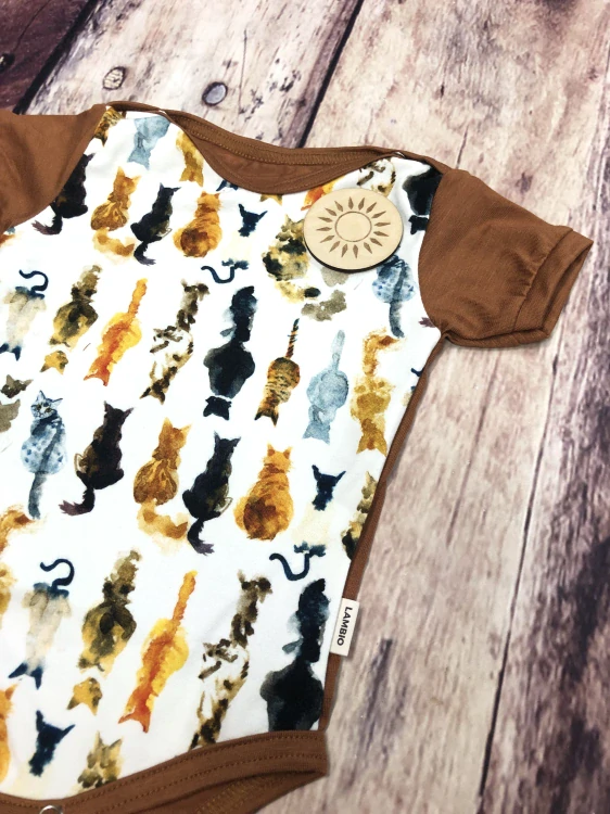 Rostoucí bambusové body Lambio, kr.rukáv - Kočky/skořice*