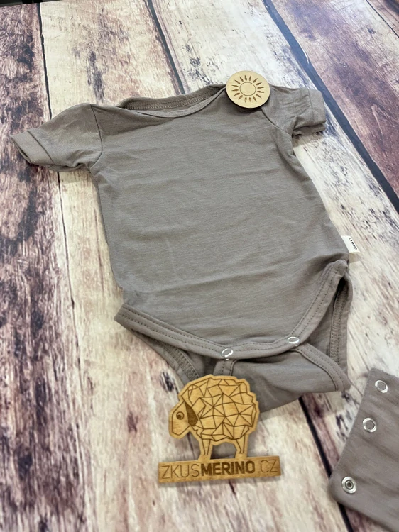 Rostoucí letní MERINO body Lambio, KR - Oříšek*