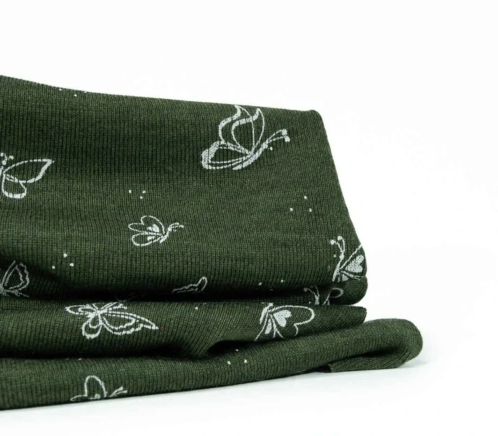 KUS 80cm - Celoroční MERINO/HEDVÁBÍ metráž - Motýlci na lesní zelené